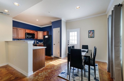 Selma House | Inviting 3BR Townhome Near Retama Park with Breakfast