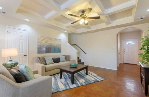 Selma House | Pet-Friendly 3BR Townhome with Fast WiFi and Breakfast