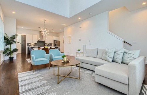 Berry Hill House | Modern Retreat: The Larmon Home with Rooftop & Breakfast