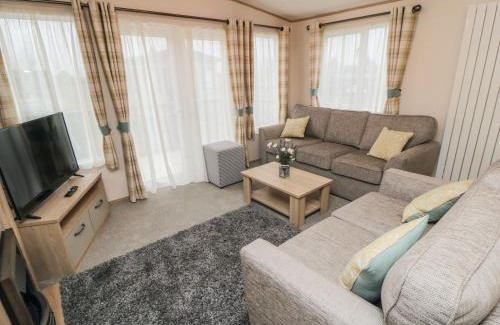 West Heslerton House | Pet-Friendly Retreat at 20 Wolds View - A 4-Star Experience
