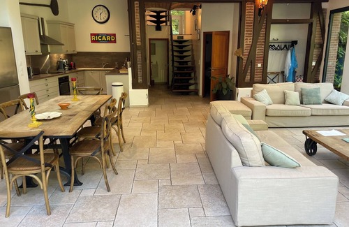 Montevrain House | Dreamhouse Retreat for 10 with Private Pool & Garden