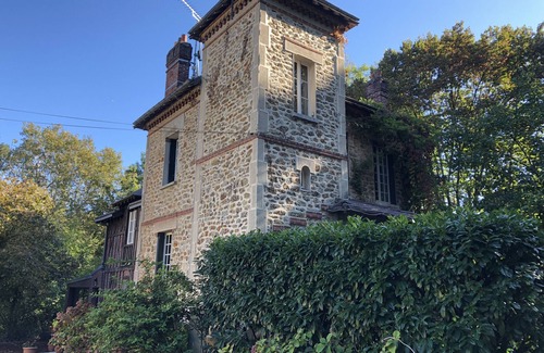 Montevrain House | Dreamhouse Retreat for 10 with Private Pool & Garden