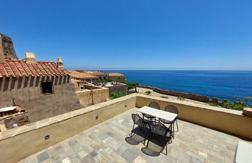 Monemvasia House | 200 m² House ∙ 6 bedrooms ∙ 12 guests
