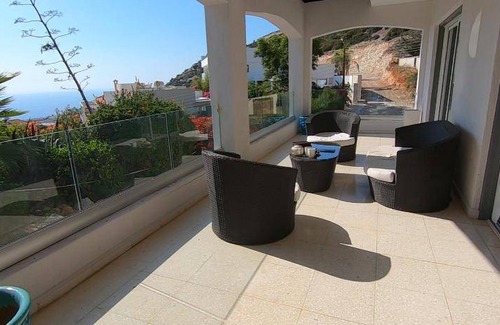Peyia Town Villa | Spacious 5-Bedroom Villa with Pool for 12 Guests