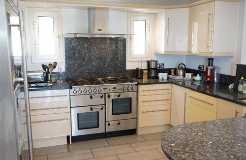 Peyia Town Villa | Spacious 5-Bedroom Villa with Pool for 12 Guests