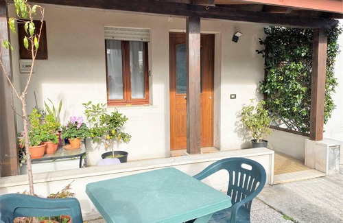 Jesolo House | Ideal Family Retreat Steps from the Ocean with Pool Access