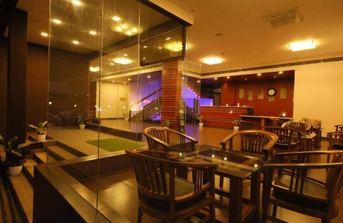 Lakkidi Apartment | Spacious 2000 m² Serviced Apartment with Pool & Spa