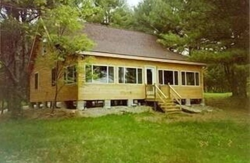 Ellsworth Cottage | Tranquil Lakefront Cottage with Scenic Views & Pet-Friendly