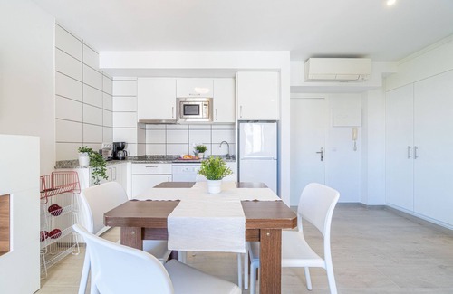 Roses Town Center Apartment | Perfect Beachside Apartment with Wifi and Ocean View