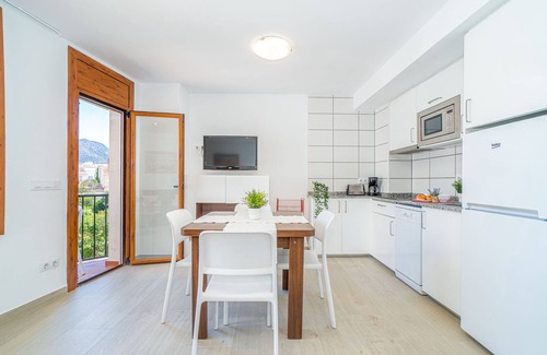 Roses Town Center Apartment | Perfect Beachside Apartment with Wifi and Ocean View