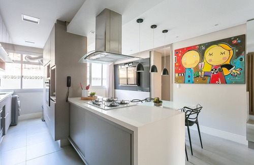 Centro Apartment | Scenic Partial SEA View Near Beiramar Mall with Pool