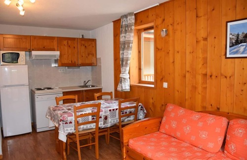 Pralognan-la-Vanoise Apartment | Convenient Hotel with Pool, Balcony & Ski Locker Access