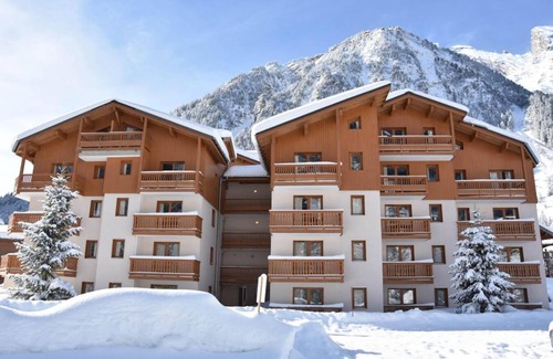 Pralognan-la-Vanoise Apartment | Convenient Hotel with Pool, Balcony & Ski Locker Access