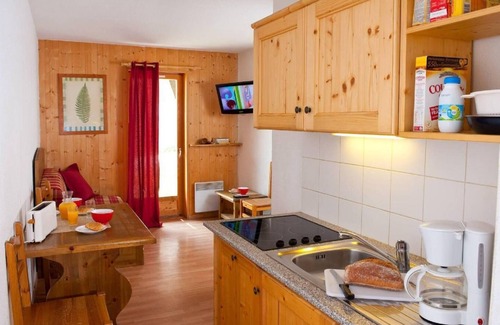 Saint-Sorlin-d'Arves Apartment | Stay Active and Connected in Saint Sorlin d'Arves