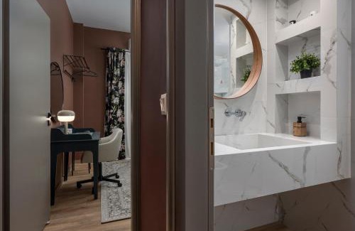 Thissio Apartment | Prime Location Near Metro & Acropolis Hill, 10/10 Rating