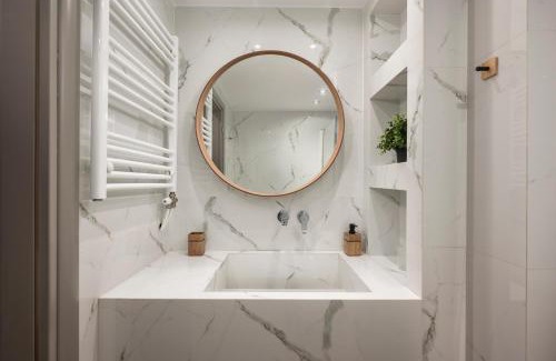 Thissio Apartment | Prime Location Near Metro & Acropolis Hill, 10/10 Rating