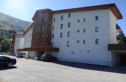Mont-de-Lans Apartment | Conveniently Located Room with Balcony in Les 2 Alpes