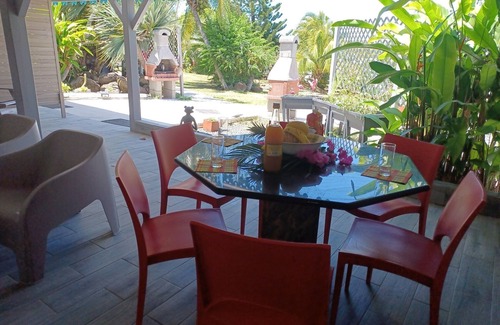 Sainte-Rose Cottage | Beachside Apartment with Pool in Historic Colonial House