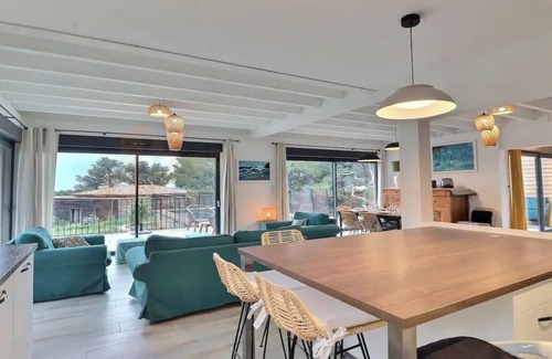 Ventabren Villa | New Wood Villa with Breathtaking Views and Private Pool