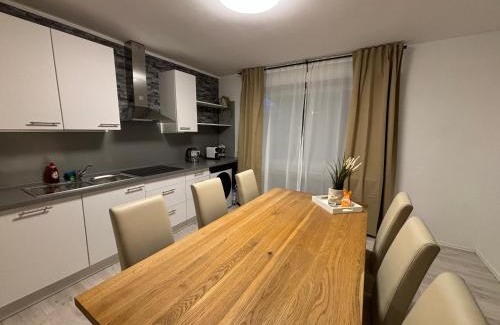 Region Hannover District Apartment | Spacious 9-Room MalliBase Apartments with Parking Available