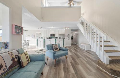 Charlevoix House | Inviting 201 Pointes North Inn: Family-Friendly Retreat