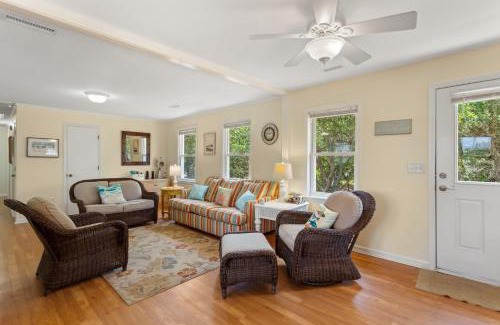 Duck House | Relaxing Retreat Just Ducky: Steps from the Beach