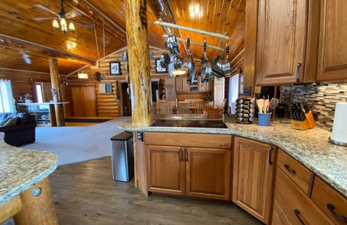 Fox House | Experience Aurora Magic in a Cozy Log Home Retreat