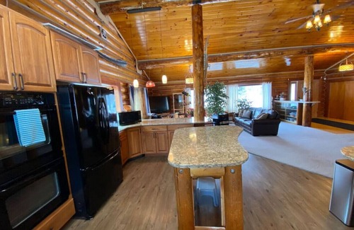 Fox House | Experience Aurora Magic in a Cozy Log Home Retreat