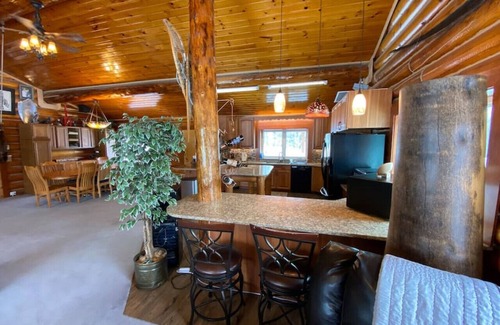 Fox House | Experience Aurora Magic in a Cozy Log Home Retreat