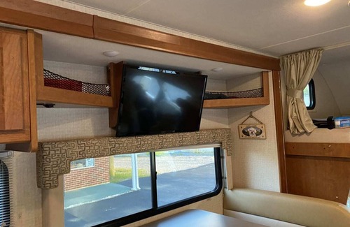 Broussard House | Explore the 2017 Winnebago Spirit 31G: Family-Friendly Comfort