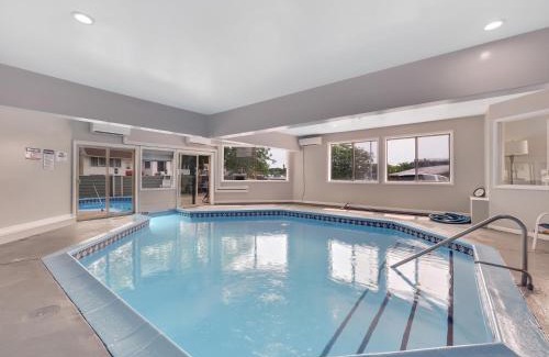 Charlevoix House | Experience 202 Pointes North Inn with Poolside Relaxation