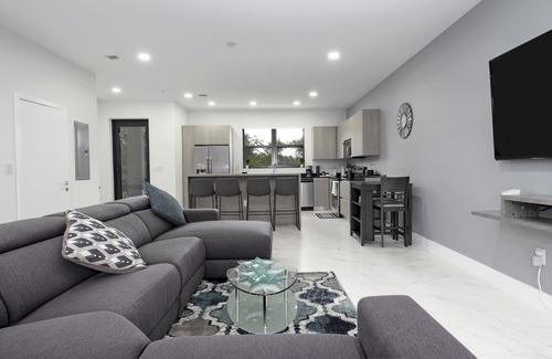 Miramar House | Modern Townhouse with Lake View and Breakfast Included