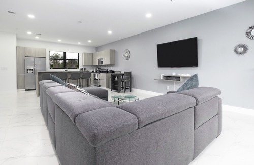 Miramar House | Modern Townhouse with Lake View and Breakfast Included
