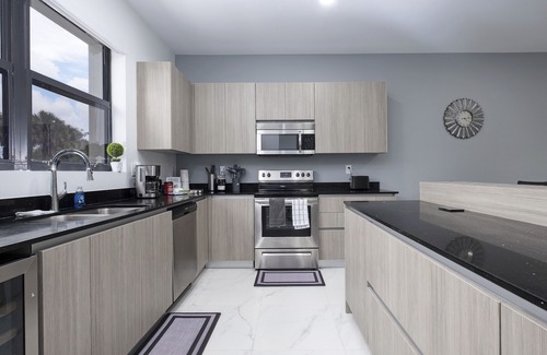 Miramar House | Modern Townhouse with Lake View and Breakfast Included