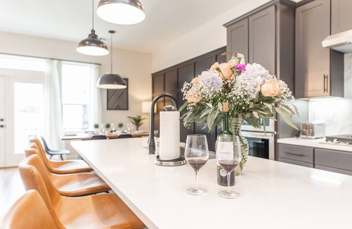 South Central Houston House | Modern 4Bed/3.5Bath Townhome with Spa & Breakfast