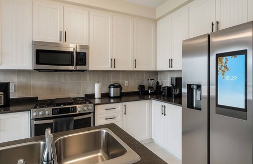 Vaughan Bed & Breakfast | 2024-Built Elegant 3BR Home in Kleinburg Vaughan—18 mins to Canada's Wonderland!