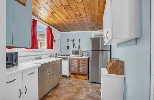 Hampton Cottage | Cozy Hampton Beach Cottage with Pool & Kitchen Amenities