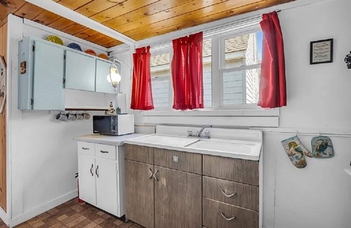 Hampton Cottage | Cozy Hampton Beach Cottage with Pool & Kitchen Amenities