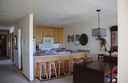 Eames Farm Condo | Book Now for 2024 - Guest Rated 9.8 with Pool & Spa