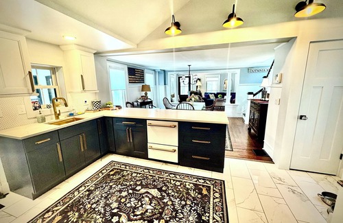 Cazenovia House | Stylish 2 Bedroom Cottage Near Albany St. & Caz College