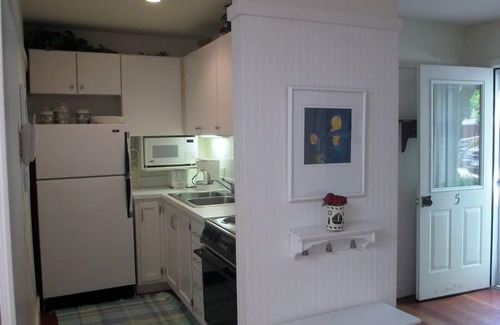 Union Pier House | Charming Cottage with Private Beach Access Near Union Pier