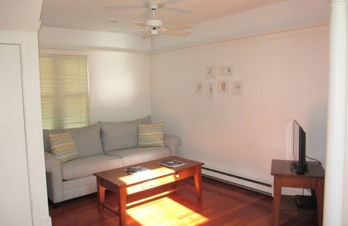 Union Pier House | Charming Cottage with Private Beach Access Near Union Pier