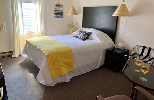 Port Elgin Hotel | Cozy Oceanfront Standard Room with Queen Bed