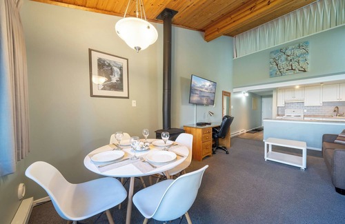 Regional District of Nanaimo Condo | #206 Upper Beach View Suite at Shorewater Resort, Qualicum Beach