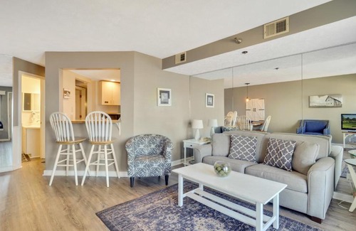 Traverse City House | Seaside Retreat at 208 North Shore Inn - Rated 9/10!