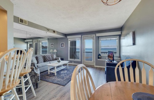 Traverse City House | Seaside Retreat at 208 North Shore Inn - Rated 9/10!