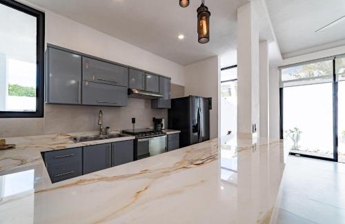 Crucecita Villa | Top-Rated Casa Hera: Family-Friendly with Breakfast Included