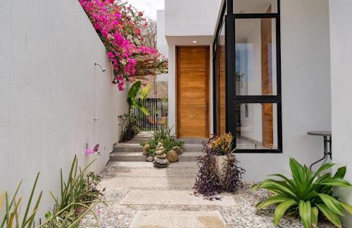Crucecita Villa | Top-Rated Casa Hera: Family-Friendly with Breakfast Included