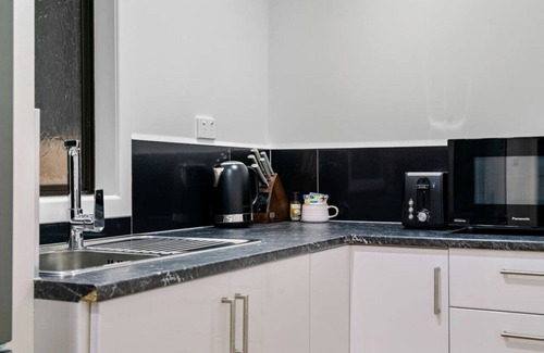Titirangi Apartment | Discover a Cozy 1BR Retreat in Titirangi with WiFi & Spa