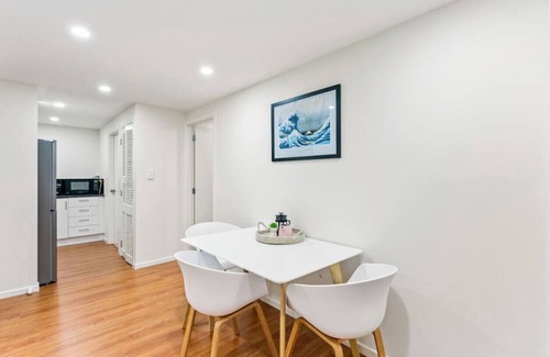 Titirangi Apartment | Discover a Cozy 1BR Retreat in Titirangi with WiFi & Spa